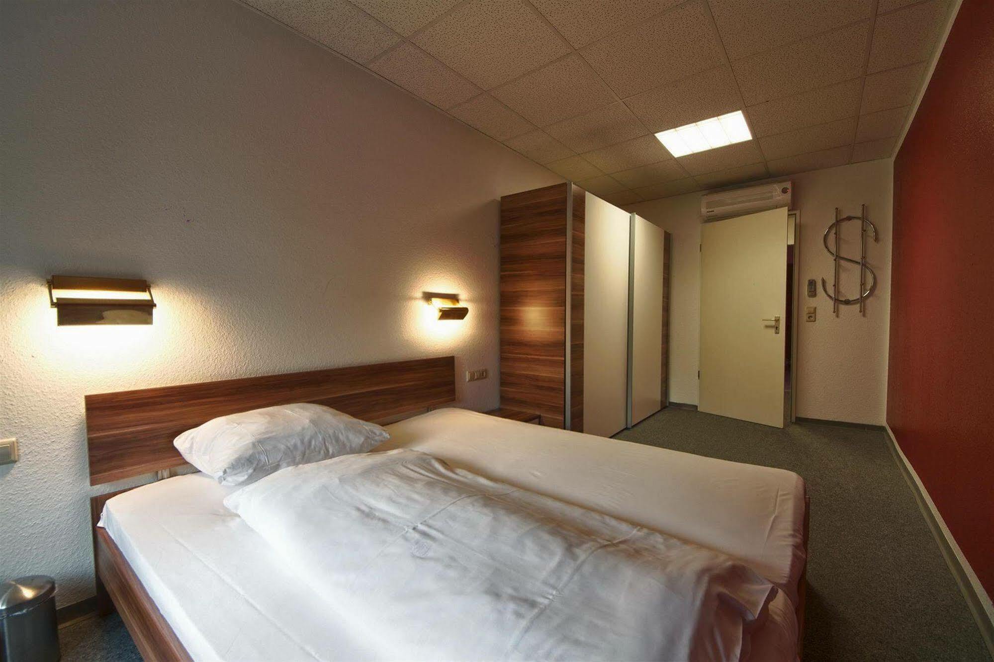 Hotel Kubler Stars Karlsruhe Esterno foto